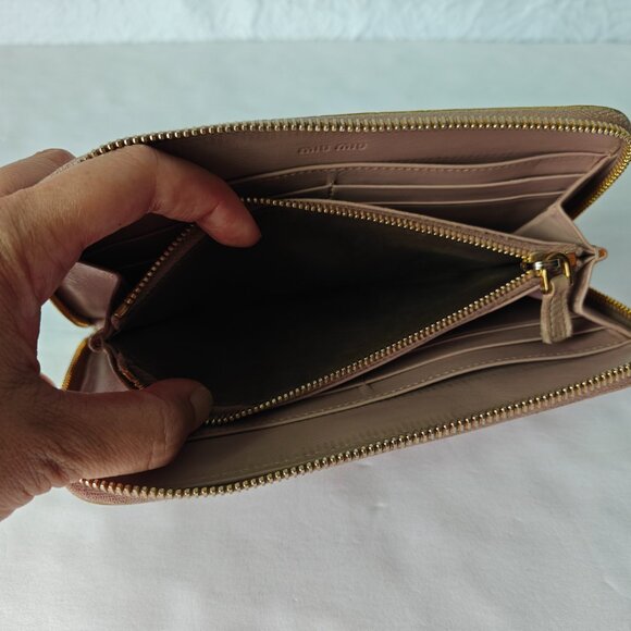 MIU MIU Crocodile-embossed Leather Zip Around Wallet Beige - Picture 6 of 15